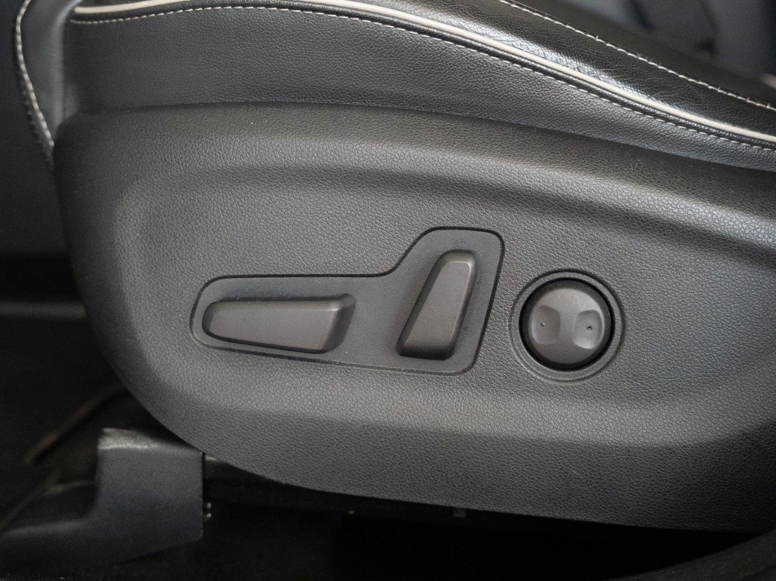 Fahrzeugabbildung Kia Sportage Platinum Edition 4WD/AHK/PANO/KAMERA