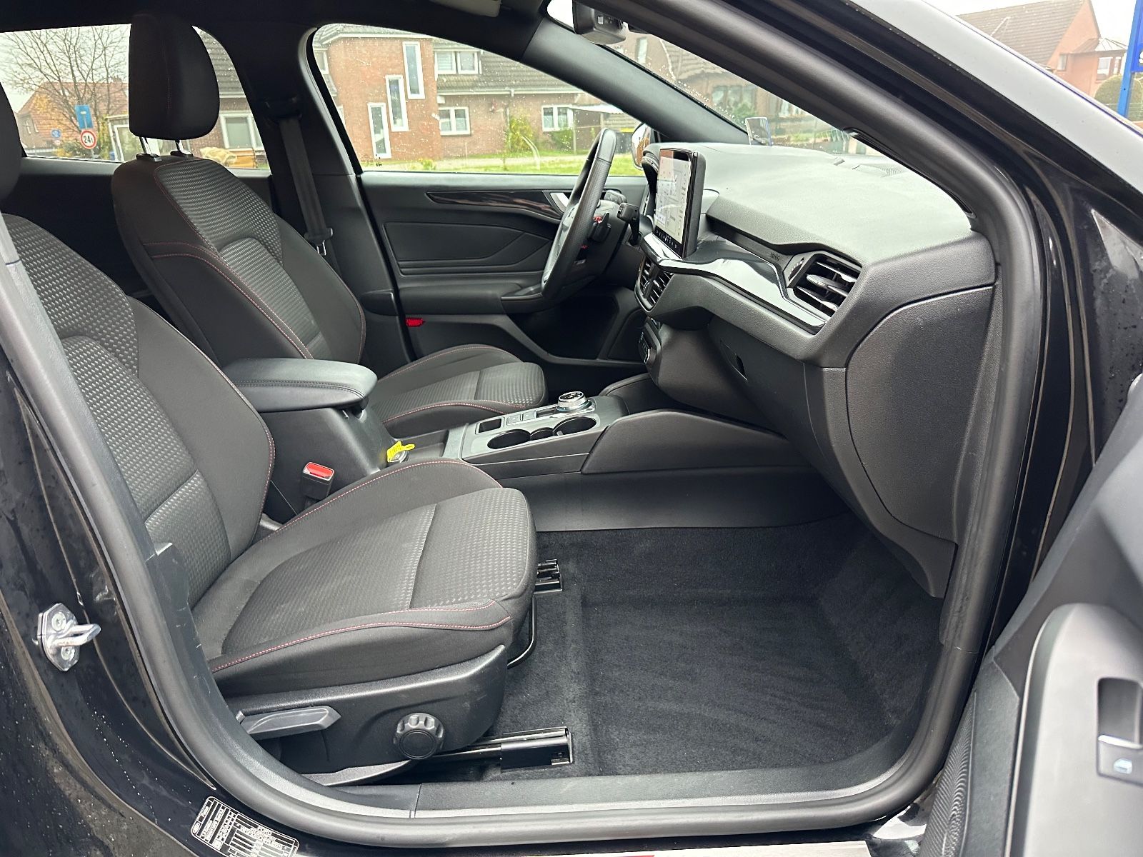 Fahrzeugabbildung Ford Focus Turnier 1.5 EB ST-Line AHK/Matrix/Sound