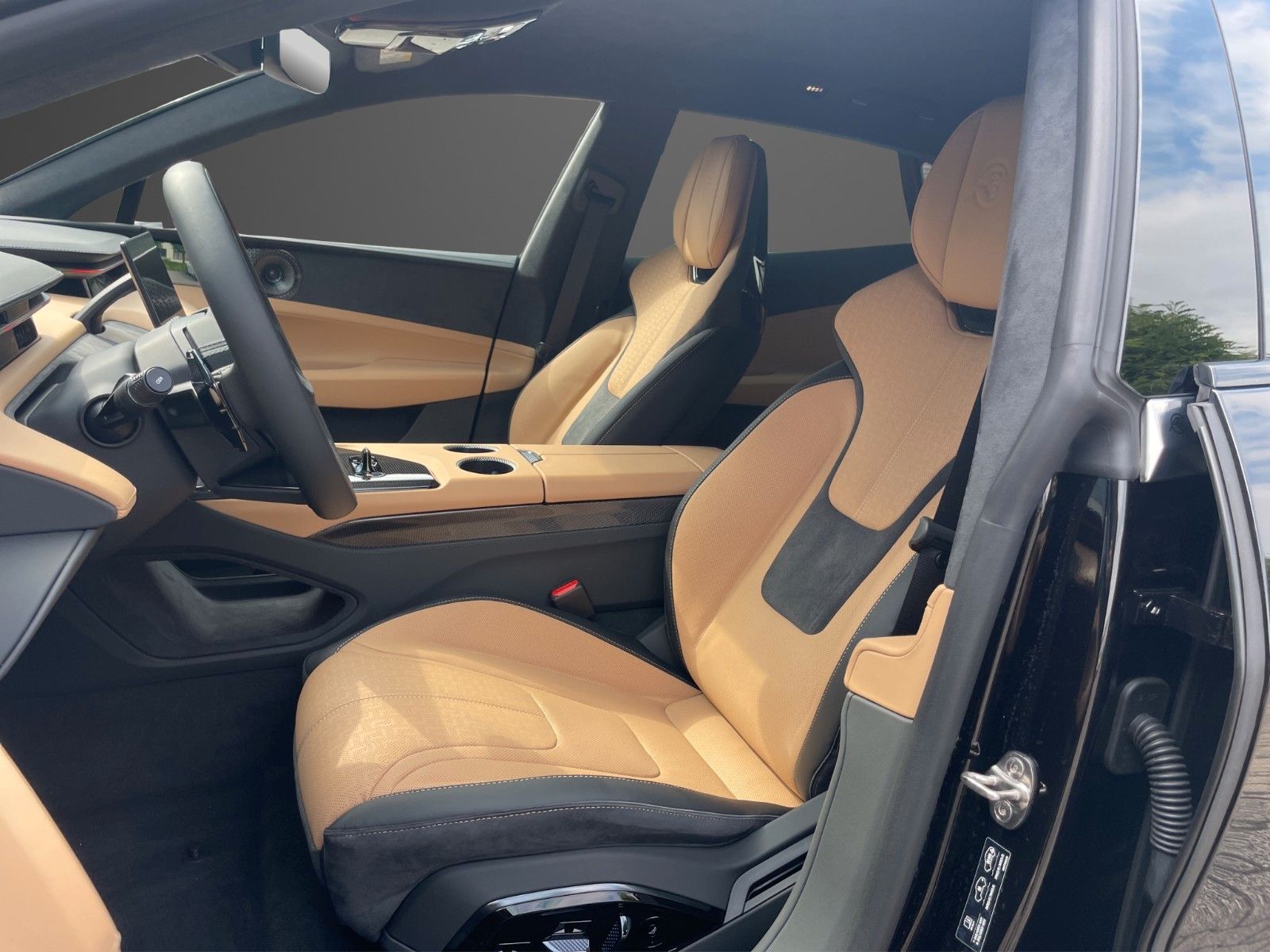 Fahrzeugabbildung Lotus Emeya 600 Sport SE Innen Gold Carbon Sitzschalen
