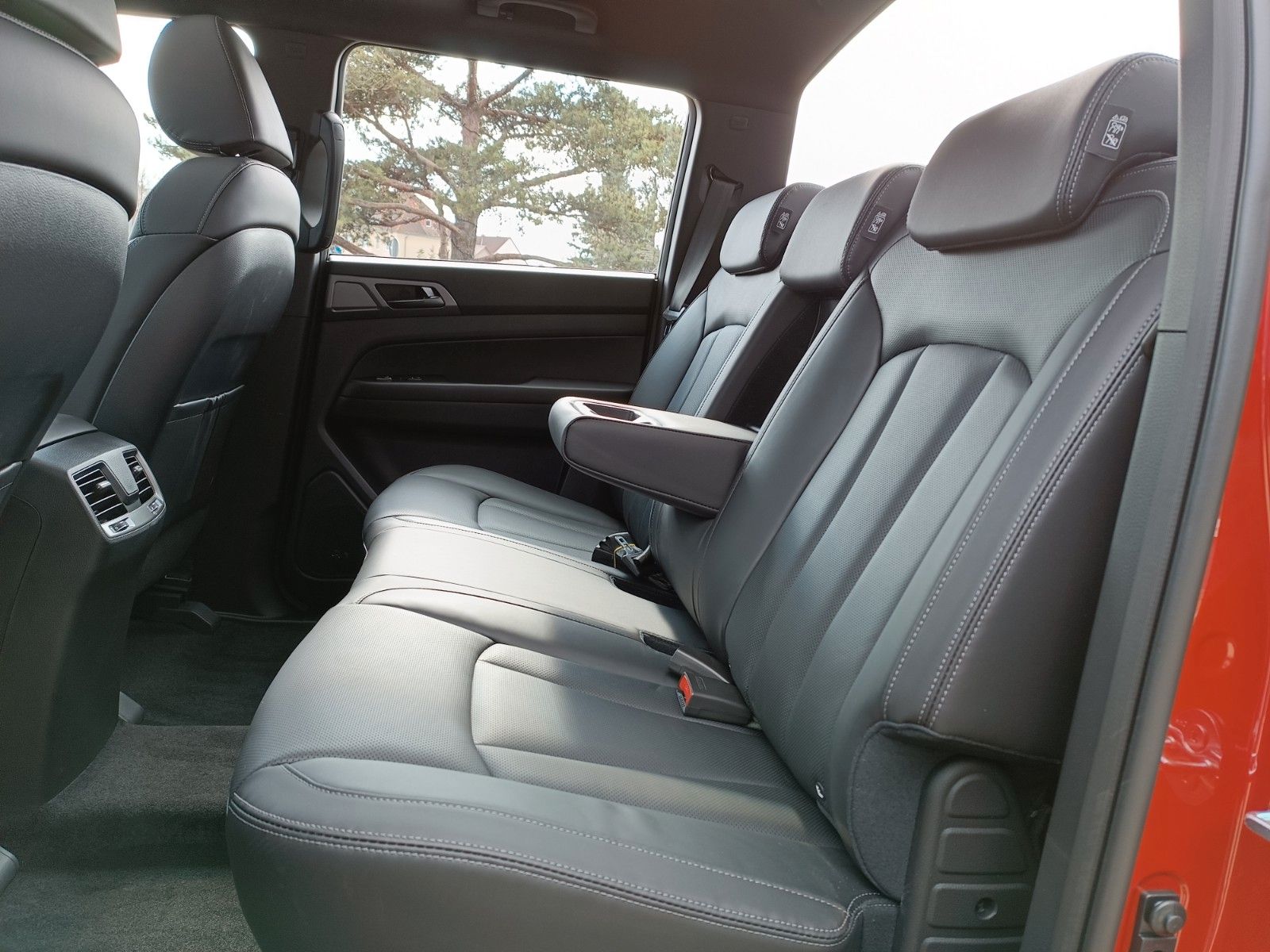 Fahrzeugabbildung Ssangyong Musso Grand 2.2d AT 4x4 BLACK LEDER+XENON+SD+AHK