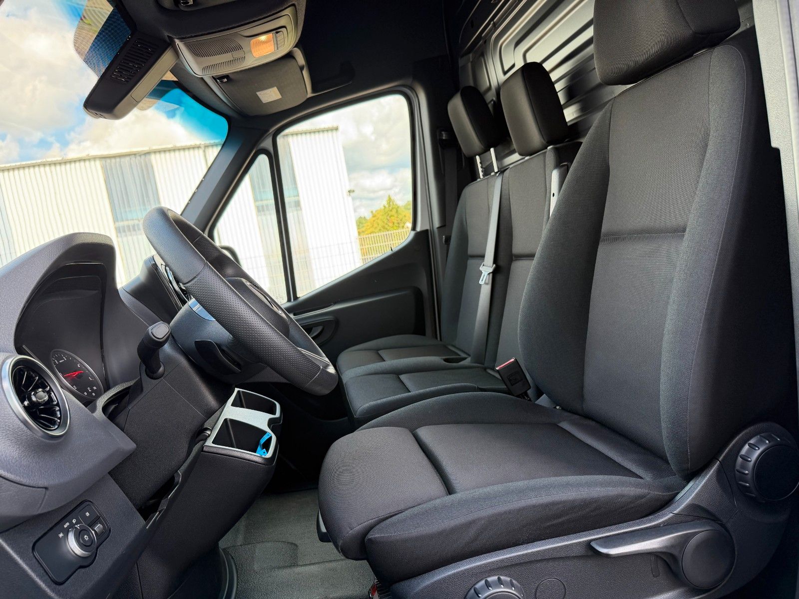 Fahrzeugabbildung Mercedes-Benz Sprinter 317 CDI 9G 3665 AHK3,5to Schwingsitz