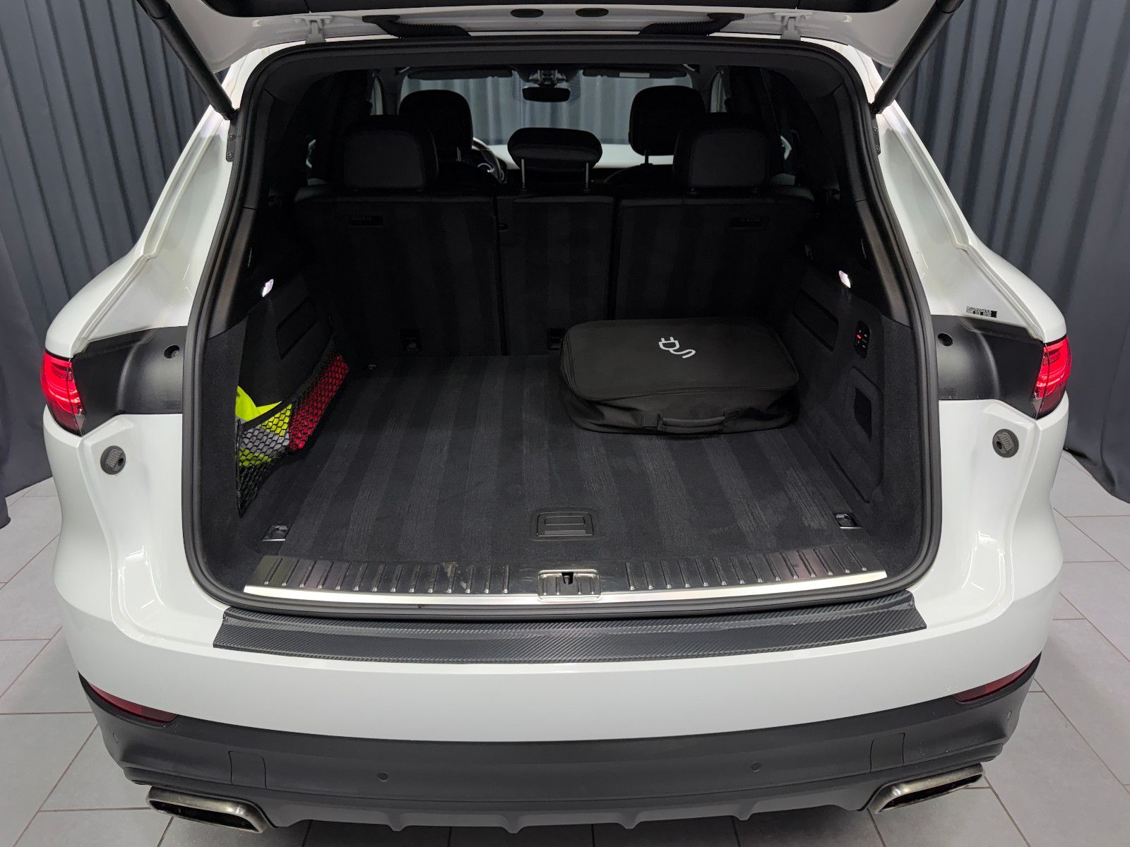 Fahrzeugabbildung Porsche Cayenne E-Hybrid|PANORAMA|SPORT-CHRONO|ACC
