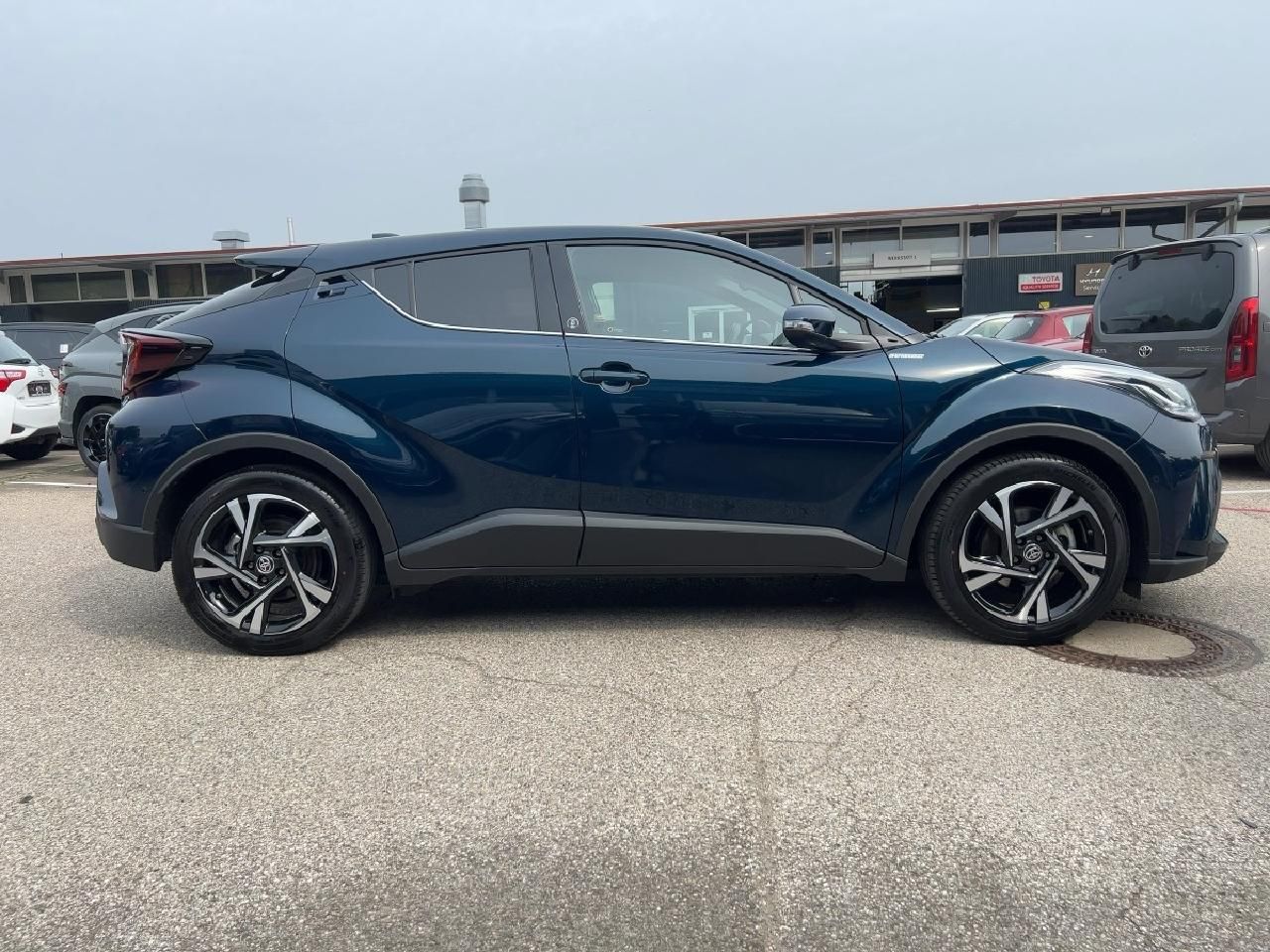 Fahrzeugabbildung Toyota C-HR Hybrid Team D