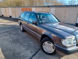 Mercedes-Benz zuverlässiger Stern mit roter Lederausstattung - gebrauchte Mercedes-Benz 200 aus dem Jahr 1991