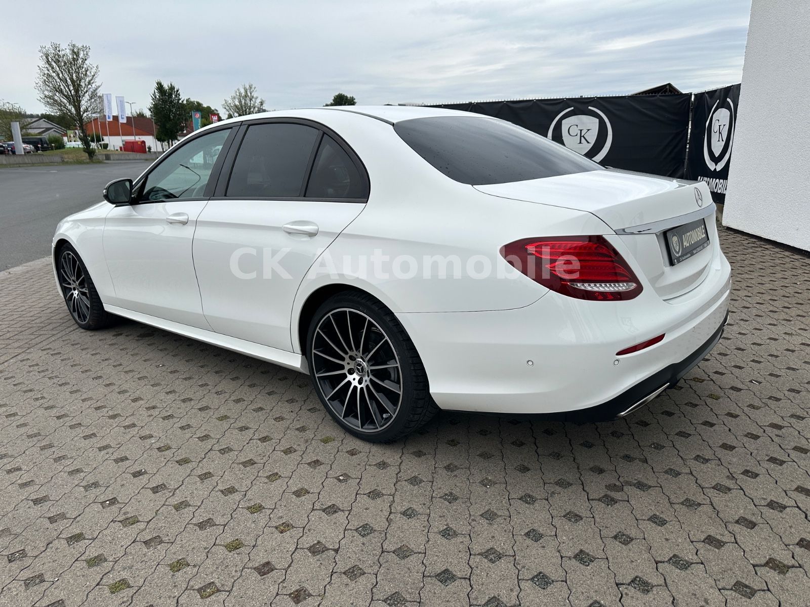 Fahrzeugabbildung Mercedes-Benz E 300 Lim. AMG-Line/Navi/Leder/Kamera/Burmester