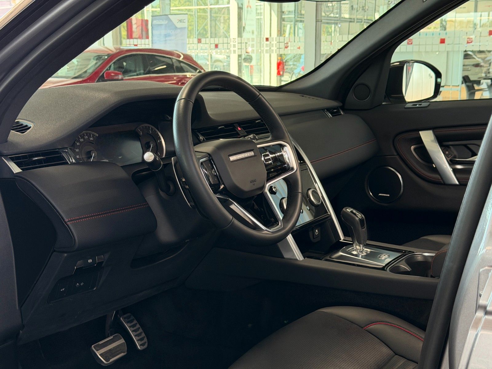 Fahrzeugabbildung Land Rover Discovery Sport 2.0 D 165 R-Dynamic SE AWD
