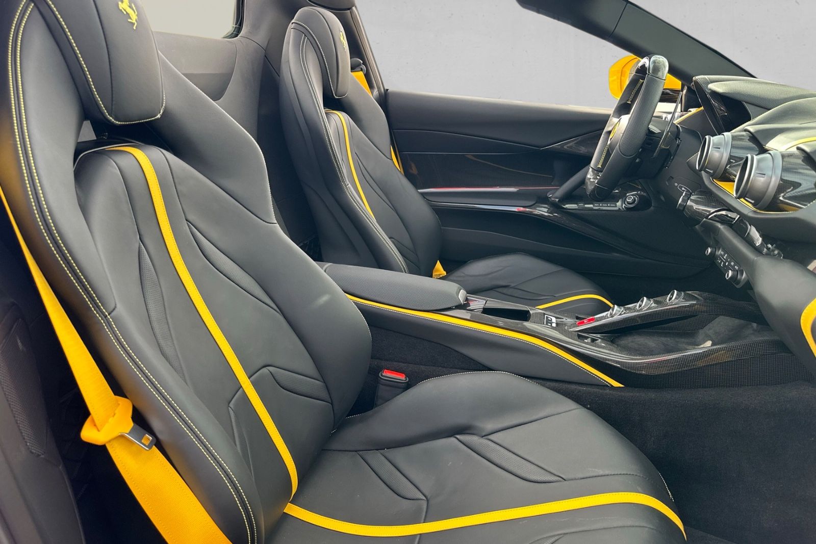 Fahrzeugabbildung Ferrari 812 GTS*Full Carbon*Lift*Painted Stripes*JBL