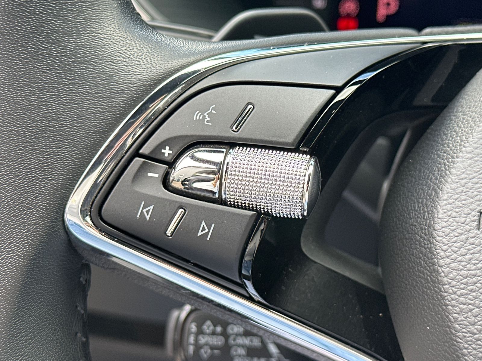 Fahrzeugabbildung SKODA Superb Combi 2.0 TDI DSG L&K 4x4 NAV+LED+AHK+KAM