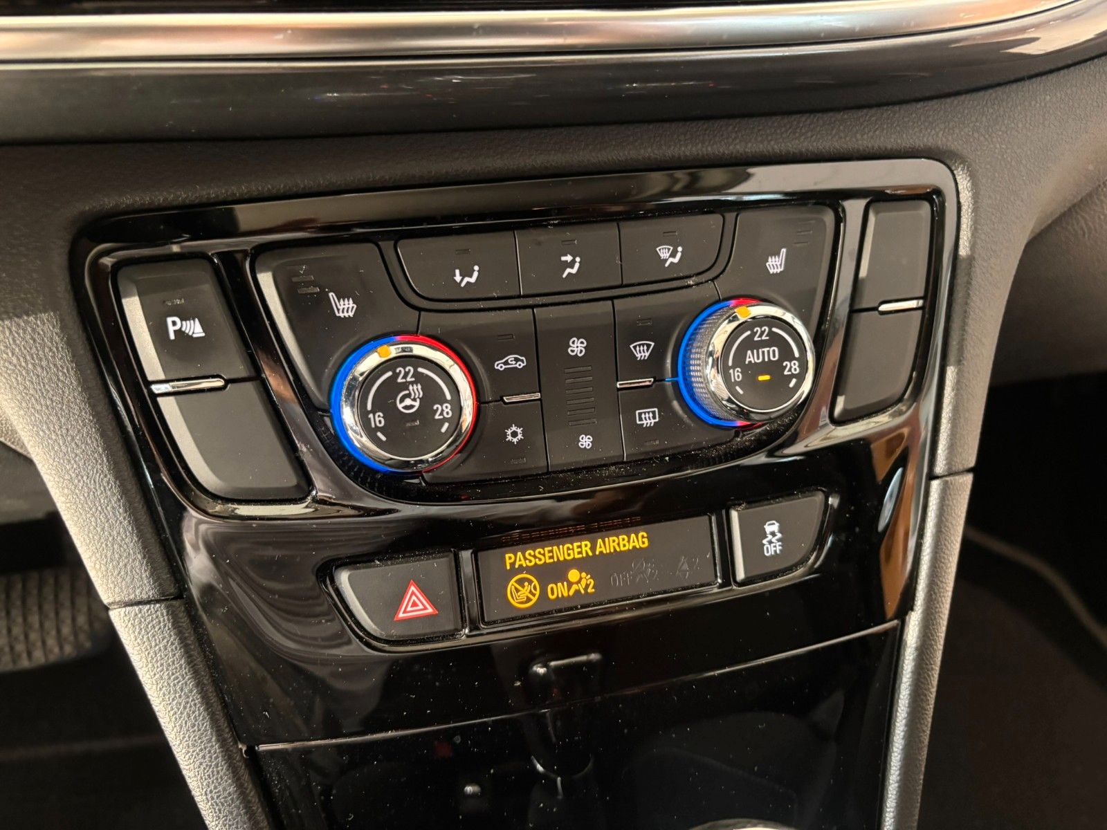 Fahrzeugabbildung Opel Mokka X ON 1.4T NAVI/SHZ/PDC/ALLWETTER/