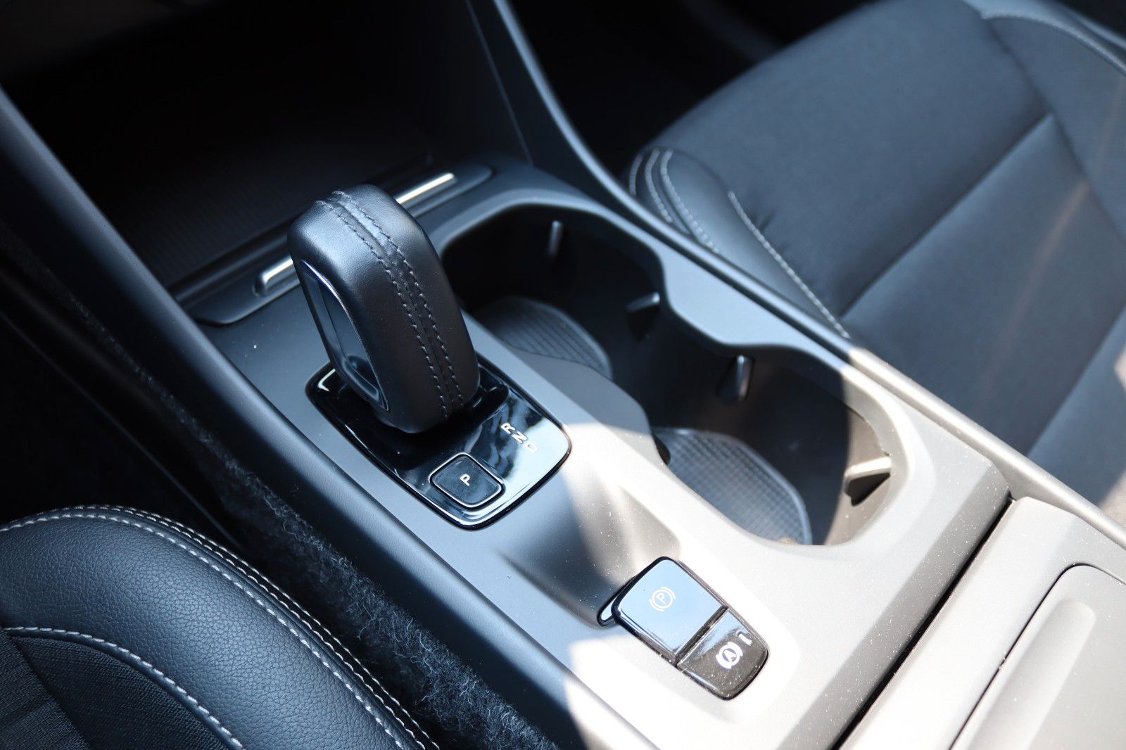 Fahrzeugabbildung Volvo XC40 D4 AWD VIRTUAL*SENSUS*NAVI*CAM*ACC*LED*AHK