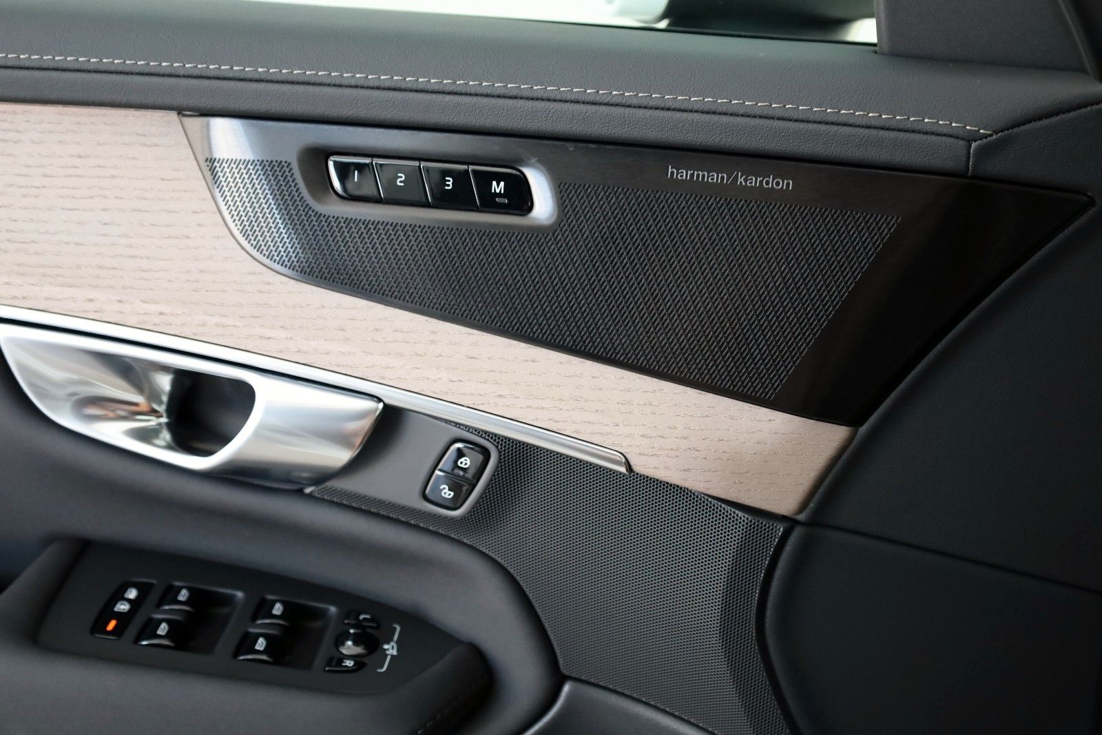 Fahrzeugabbildung Volvo XC90 Plus Bright AWD 7Si,Leder,Navi,LED,HUD,360°