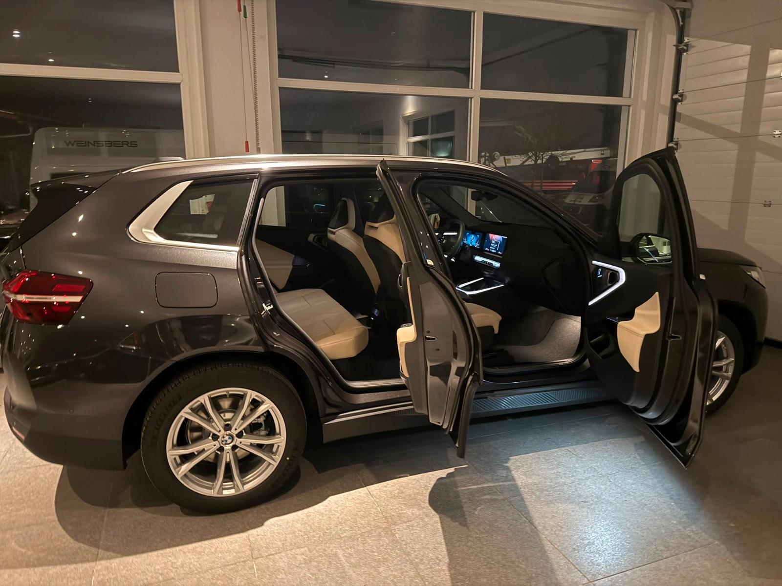 BMW X3 20 xDrive AHK  Innovation Driving Assist+