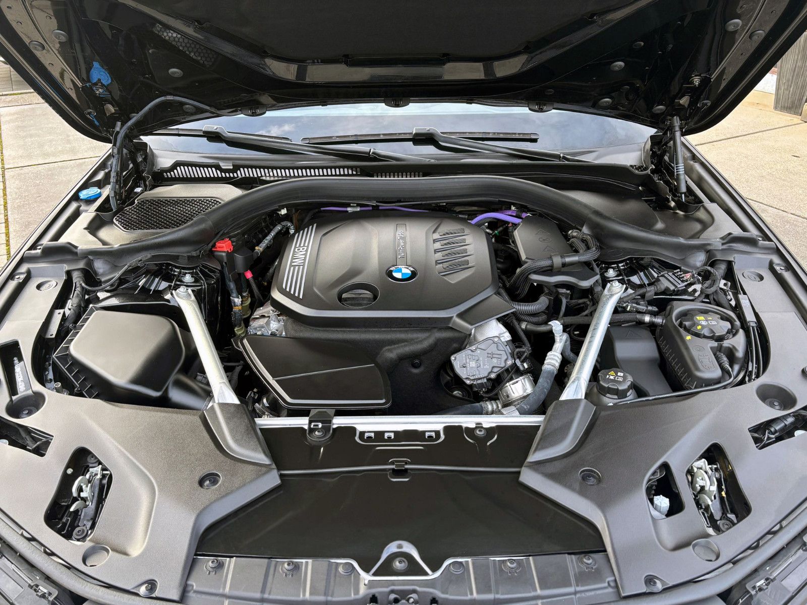 Fahrzeugabbildung BMW 520d Touring Steptr. ACC PDC KAM H&K HUD LED AHK