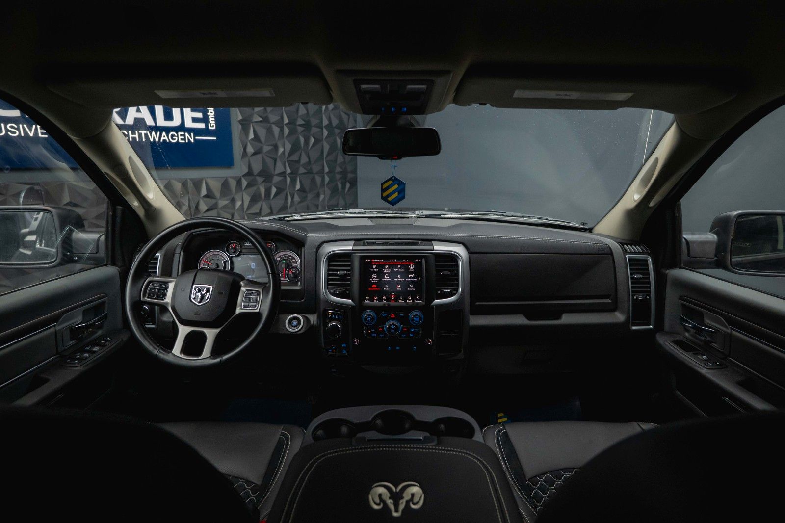 Fahrzeugabbildung Dodge RAM 3.6 V6 4x4 OFFROAD BLACK EDITION *LED*6Sitze