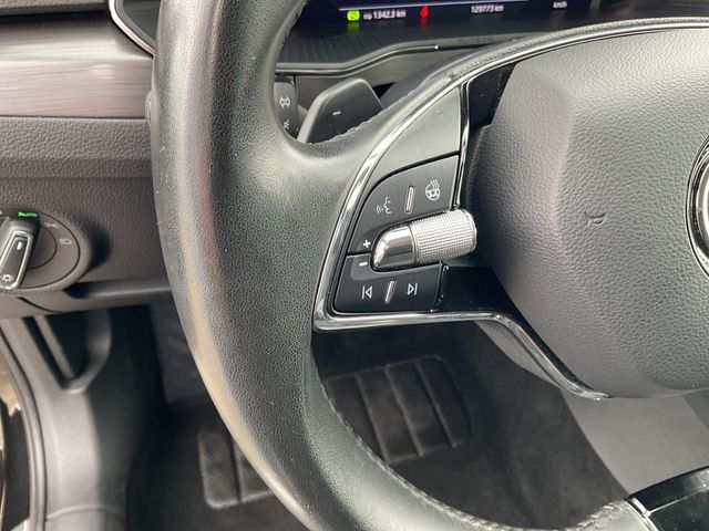 Superb Combi 2.0 TDI DSG Style PDC SHZ NAVI ACC
