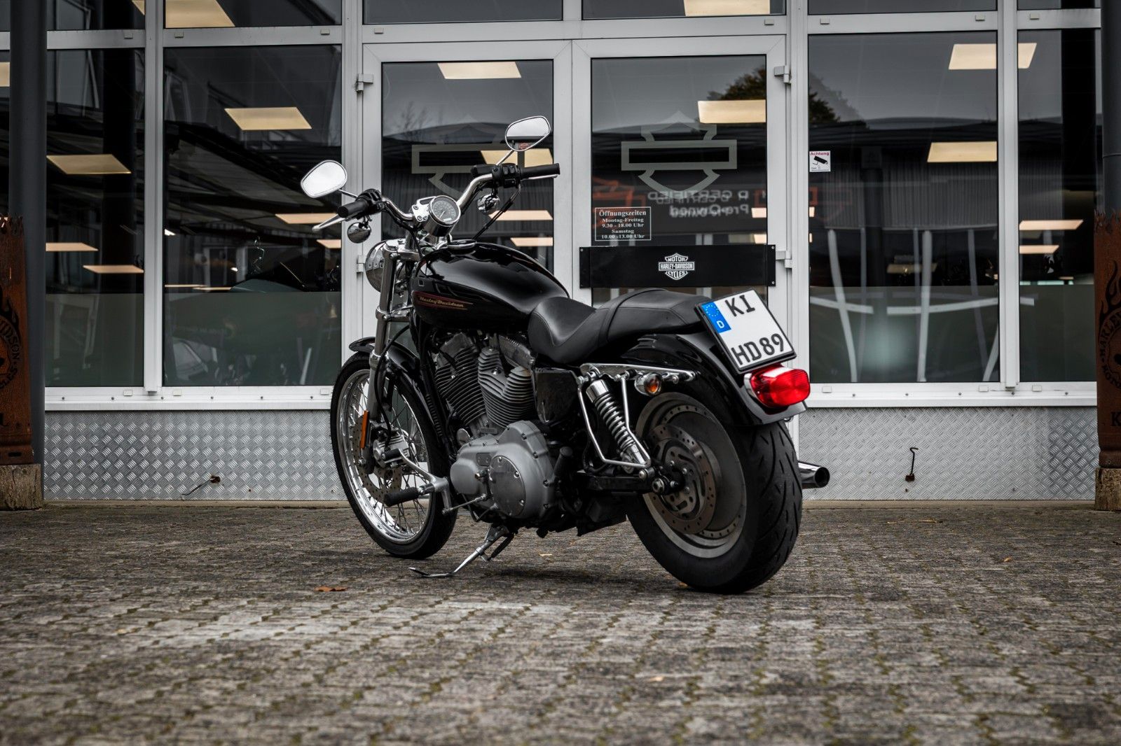 Fahrzeugabbildung Harley-Davidson XL883C CUSTOM SPORTSTER - VORVERLEGTE FUßRASTE