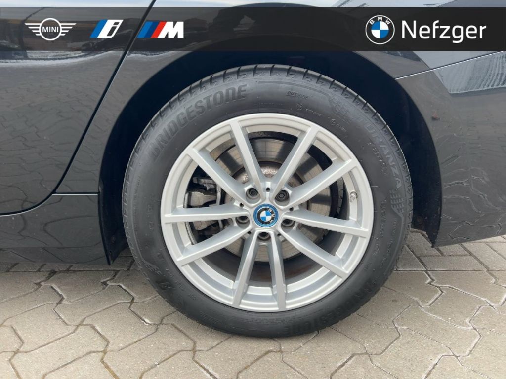 BMW 320 e xDrive Touring Navi Pano HiFi RFK Sportsit foto 13