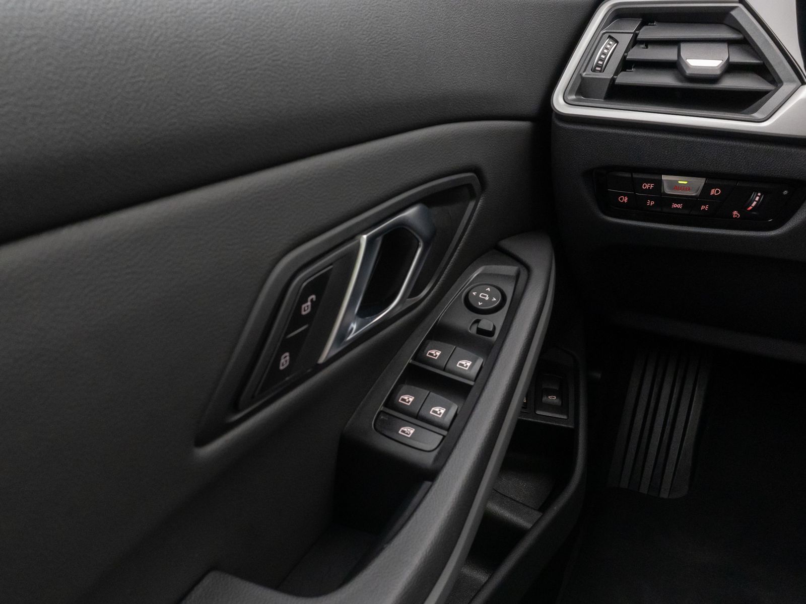 Fahrzeugabbildung BMW 320e xD Panorama Kamera DAB HiFi Alarm Sport LED