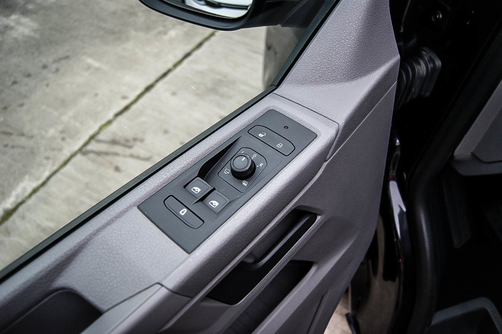 Fahrzeugabbildung Volkswagen T6.1 Caravelle lang 20TDI DSG 8-Sitze NAVI SIHZG