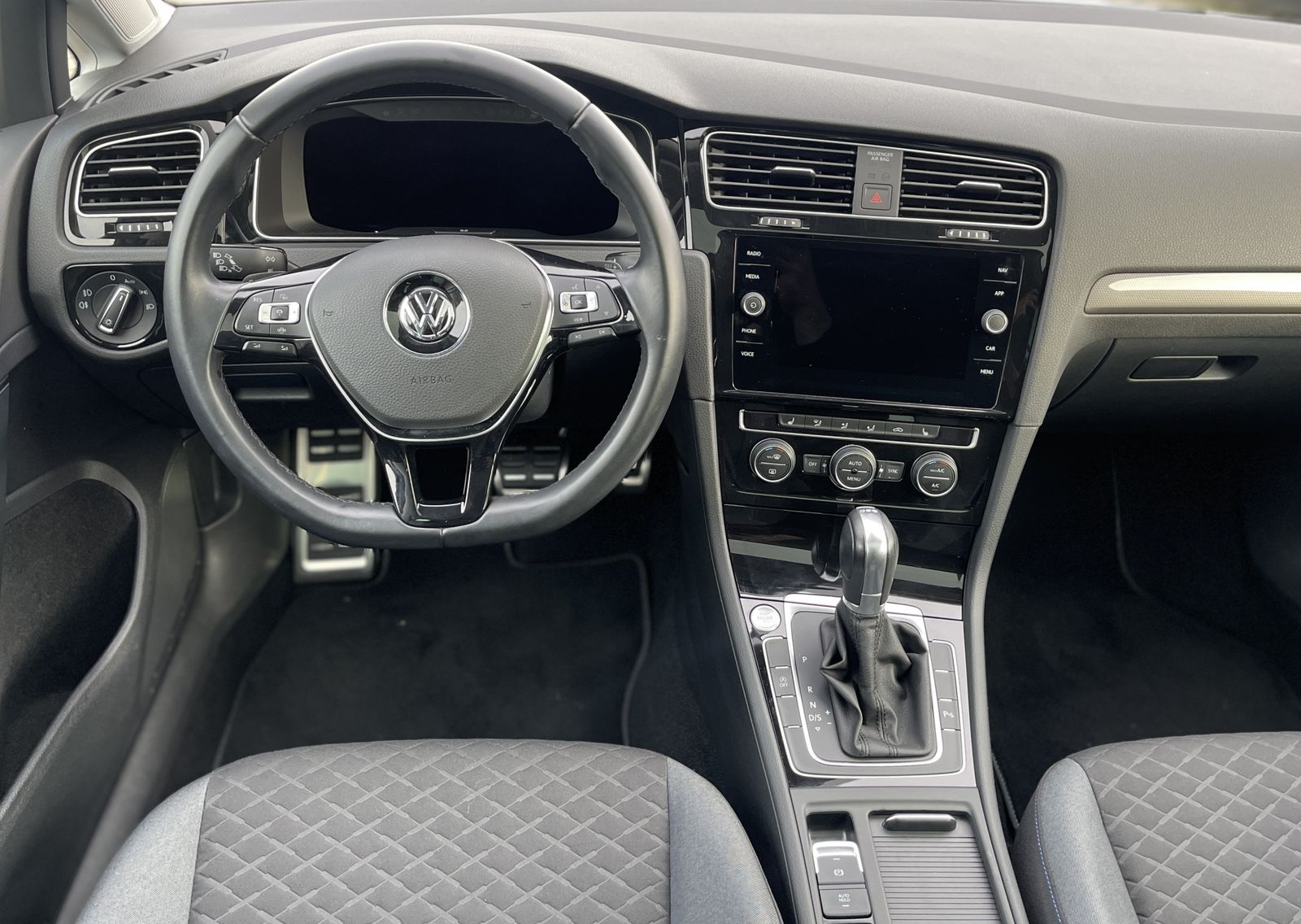 Fahrzeugabbildung Volkswagen Golf 1.5 TSI*BlueMotion*LED-Matrix*Spur*Navi*