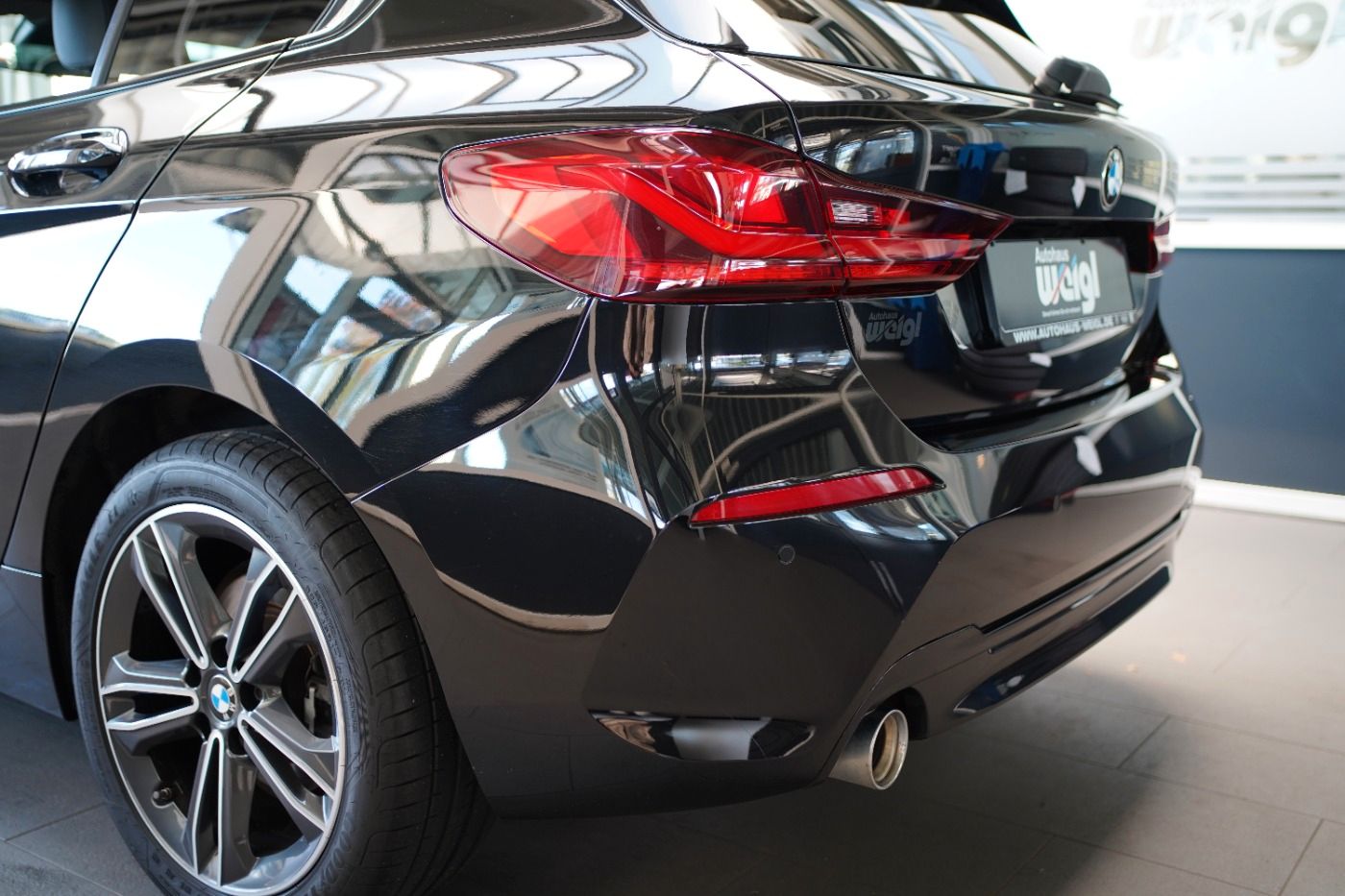 Fahrzeugabbildung BMW 118i Sport Line +LED+Live Cockpit+Head Up Displa