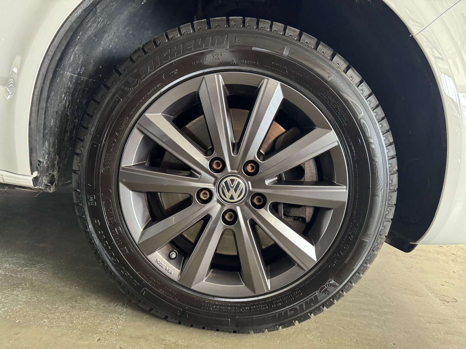 Fahrzeugabbildung Volkswagen T6.1 4M DSG IQ.DRIVE INDIVIDUAL EDITION 6-SITZER