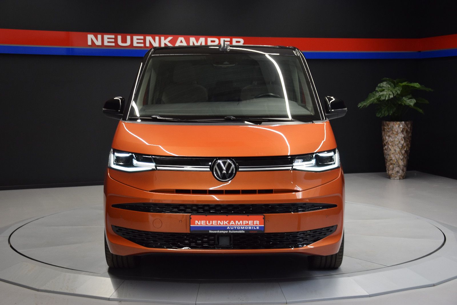 Fahrzeugabbildung Volkswagen T7 Multivan Edition lang Pano ACC vis-a-vis AHK