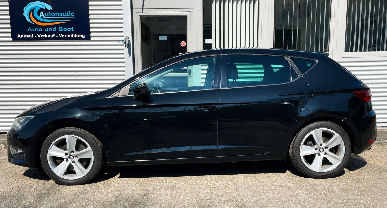 Fahrzeugabbildung SEAT Leon 2.0TDI FR DSG KLIMAAUT LEDER NAVI LED 2.Hd