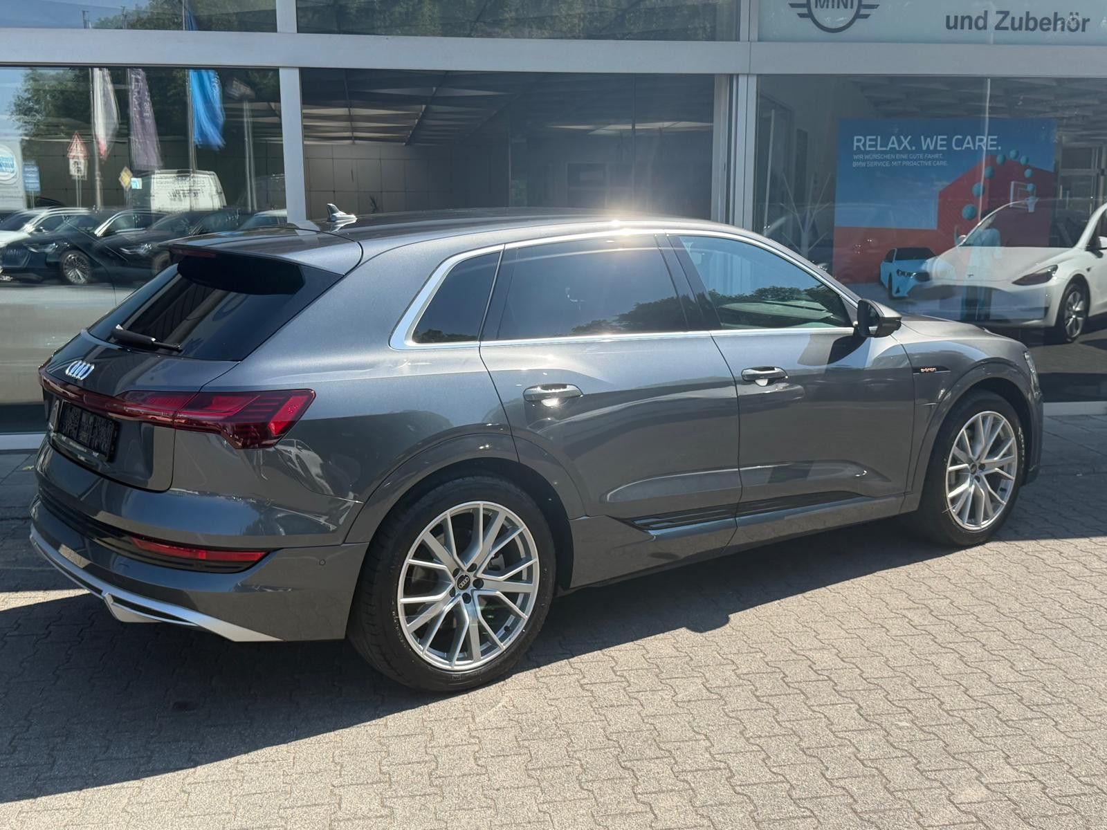 Fahrzeugabbildung Audi e-tron 55 QUATT 2X S LINE LUFT+LED+SHZ+NAVI+AHK+
