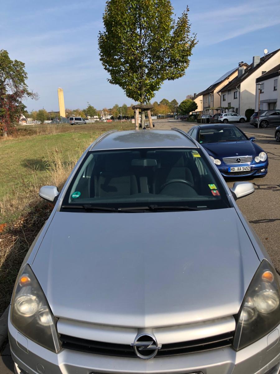 Opel Astra 2004 — rear view