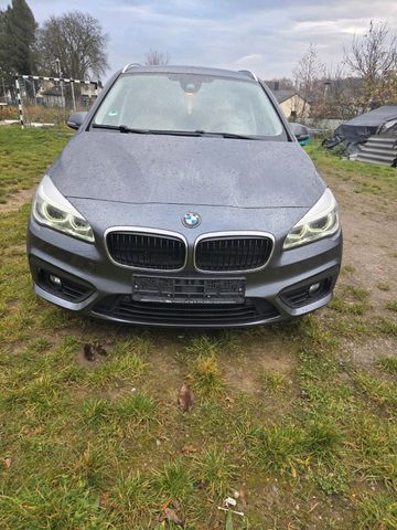 BMW Zum Verkaufen steht ein Auto BMW 216d Gran...