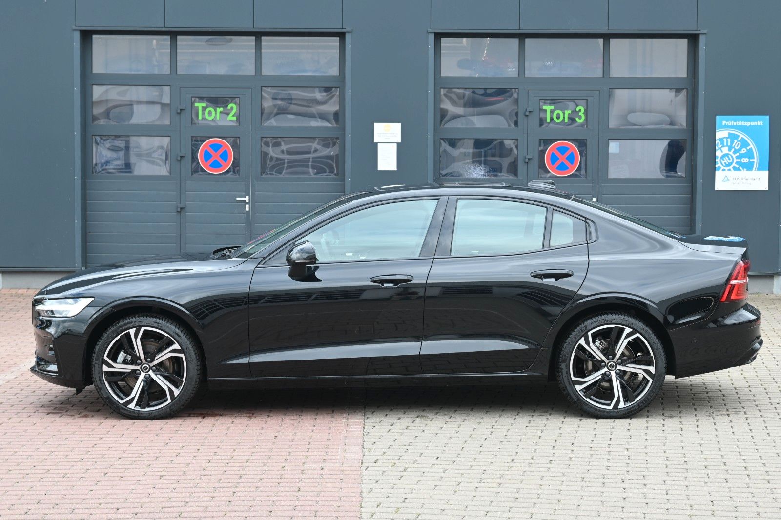 Fahrzeugabbildung Volvo S60 B4 Benzin Plus Dark'STHZG*360°*PANO*