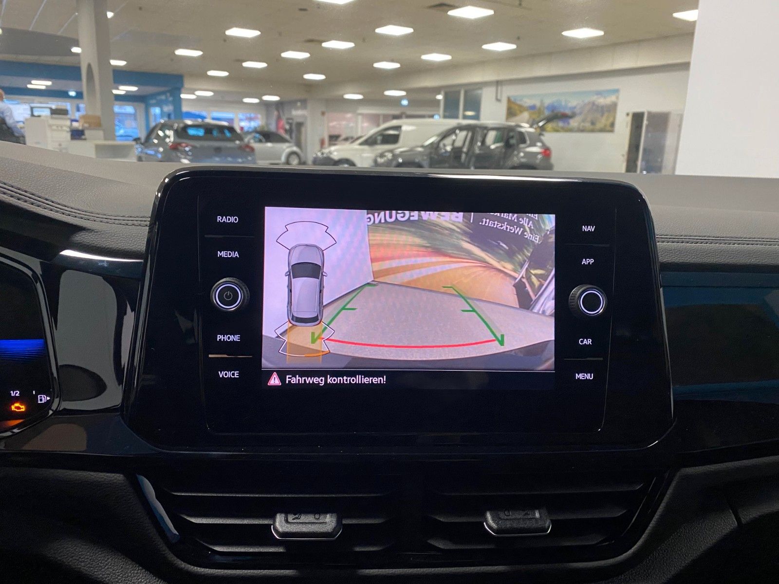 Fahrzeugabbildung Volkswagen T-Roc 1.5 TSI DSG R-Line+ACC+AHK+19"+KAMERA+LED+