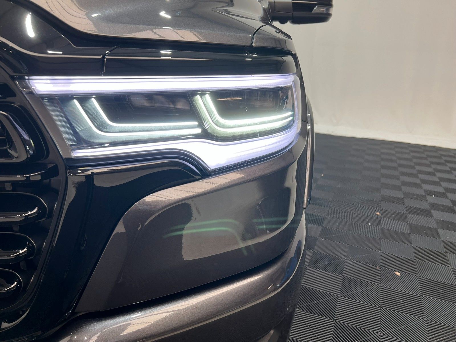 Fahrzeugabbildung Dodge RAM 1500 Limited Night  5,7L V8 HEMI / MFT