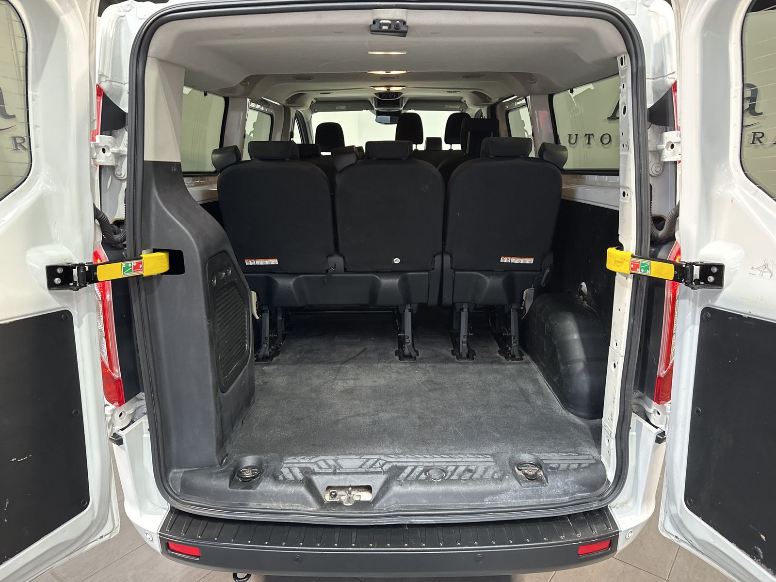 Fahrzeugabbildung Ford Transit Custom 320 L2 9-Sitzer NAV+KAMERA+ACC+SH