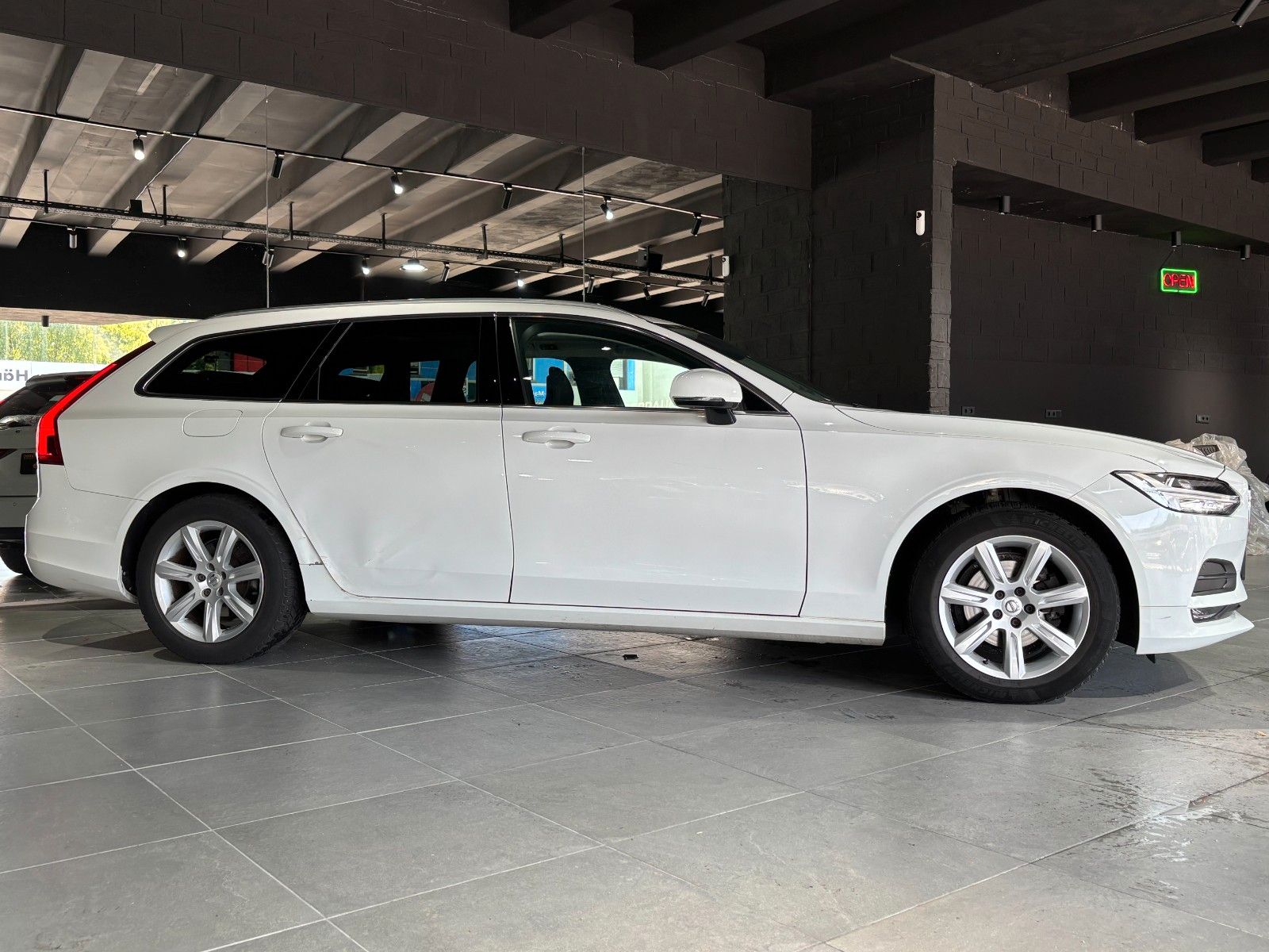 Fahrzeugabbildung Volvo V90 Momentum /KAMERA/PANO/AHK/SHZ/ACC++/LED