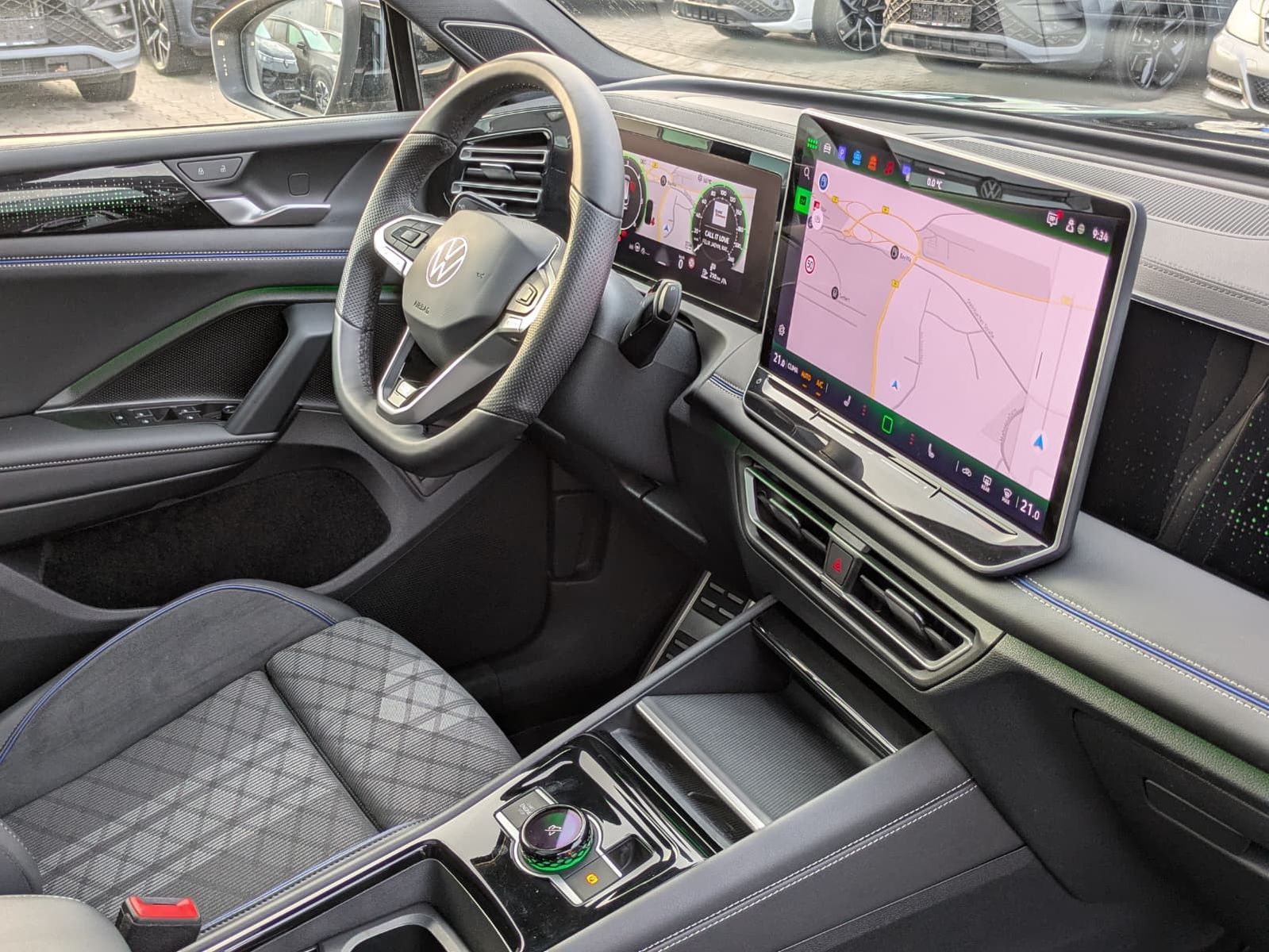 Fahrzeugabbildung Volkswagen Tiguan 2.0 TDI 4M R-Line PANO*H&K*AHK*MATRIX*20"