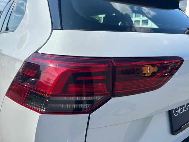 Fahrzeugabbildung Volkswagen Golf VIII Variant 1.5eTSI DSG Life LED+ACC+PARKL