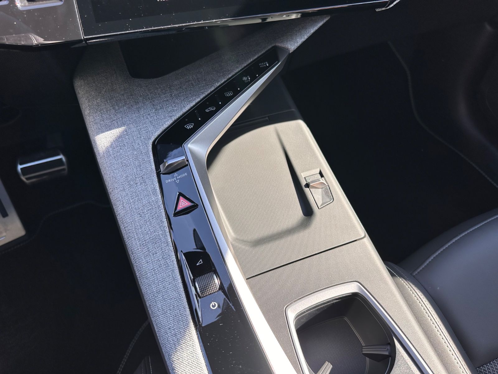 Fahrzeugabbildung Peugeot 5008 GT Hybrid 145 Autom 7-Sitz/ACC/Navi/APP/LED