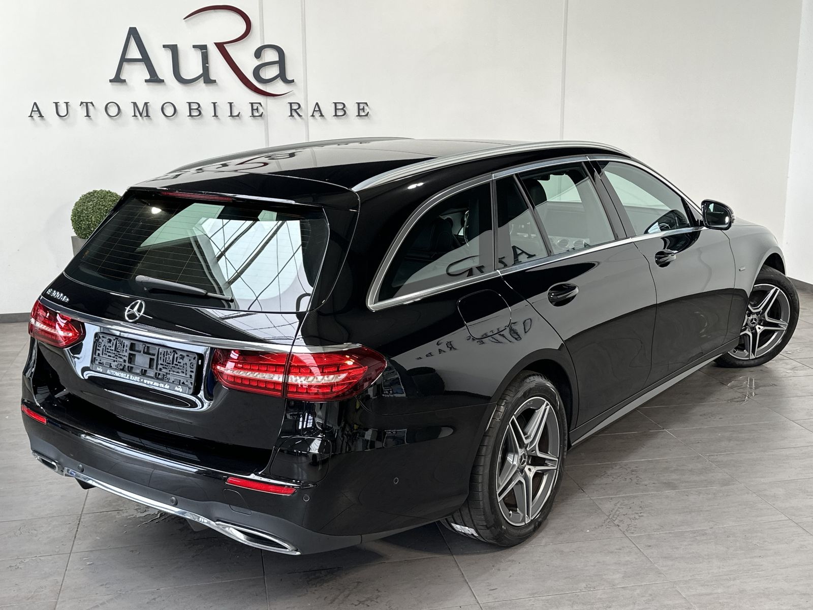Fahrzeugabbildung Mercedes-Benz E 300de T AMG-Line NAV+LED+PANO+DISTRONIC+WIDE