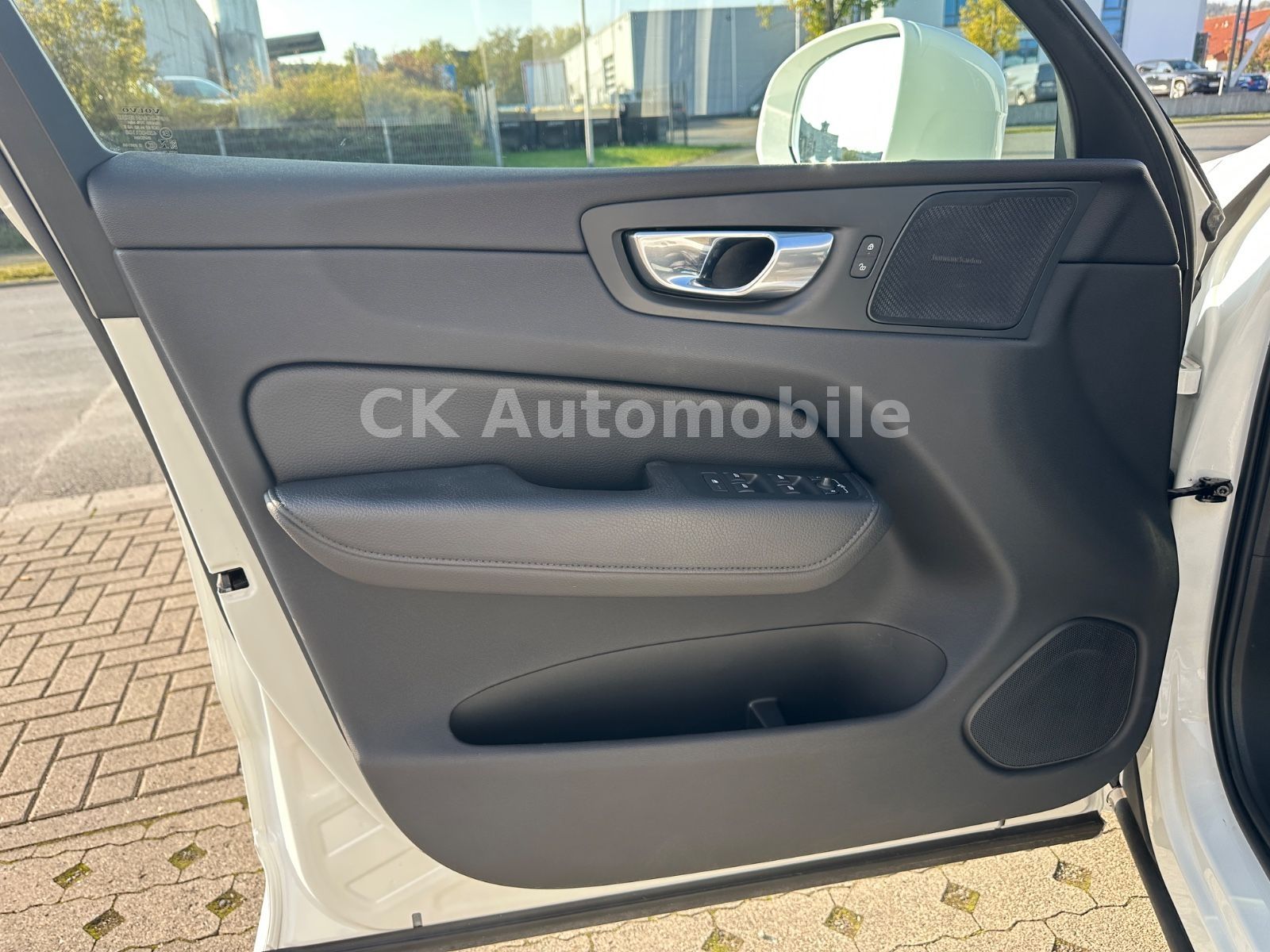 Fahrzeugabbildung Volvo XC60 B4 Momentum Pro AWD/Navi/Leder/Pano/LED/Kam
