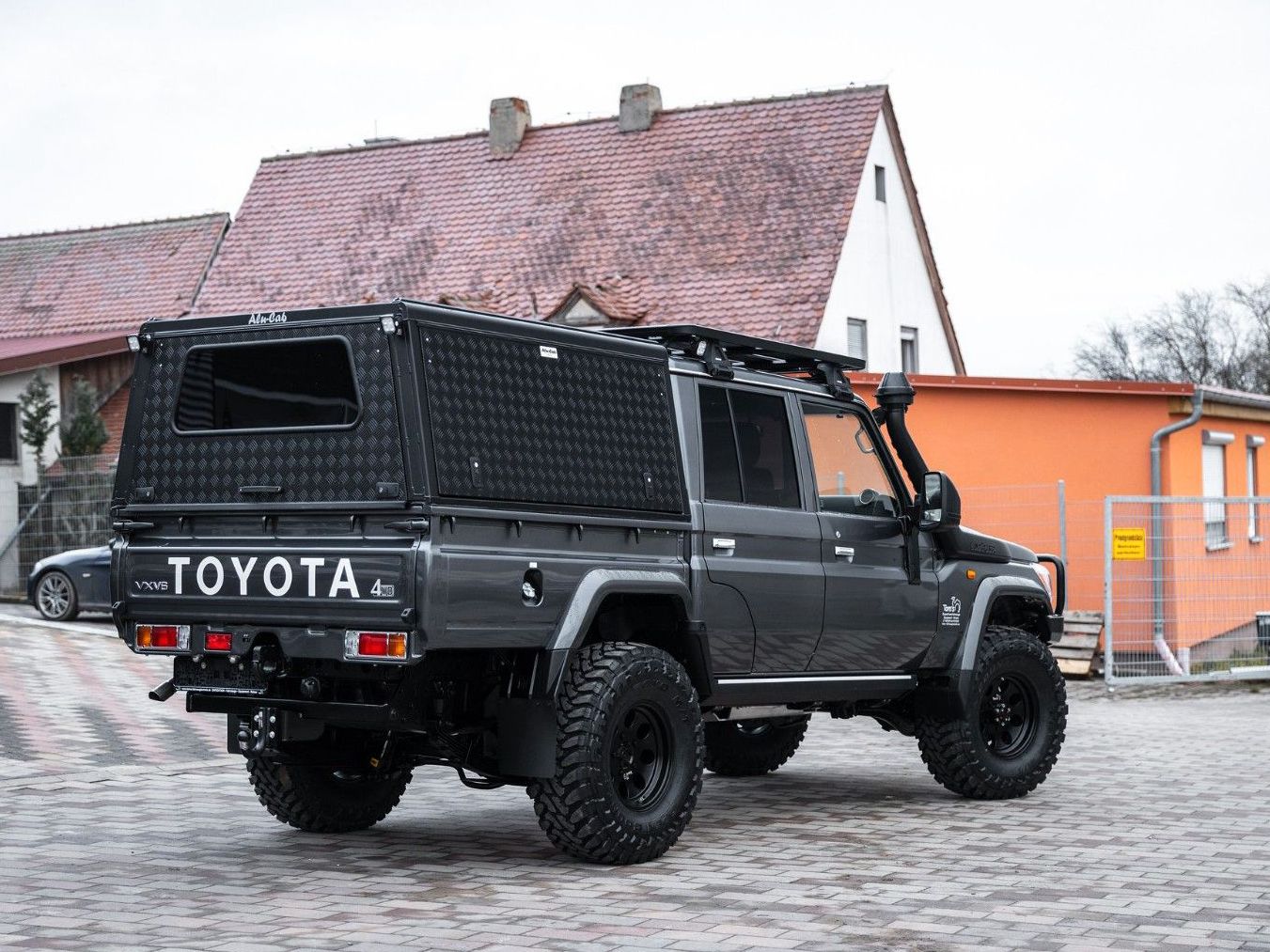 Toyota Land Cruiser GRJ79DC Tom's MännerCruiser imagem 2