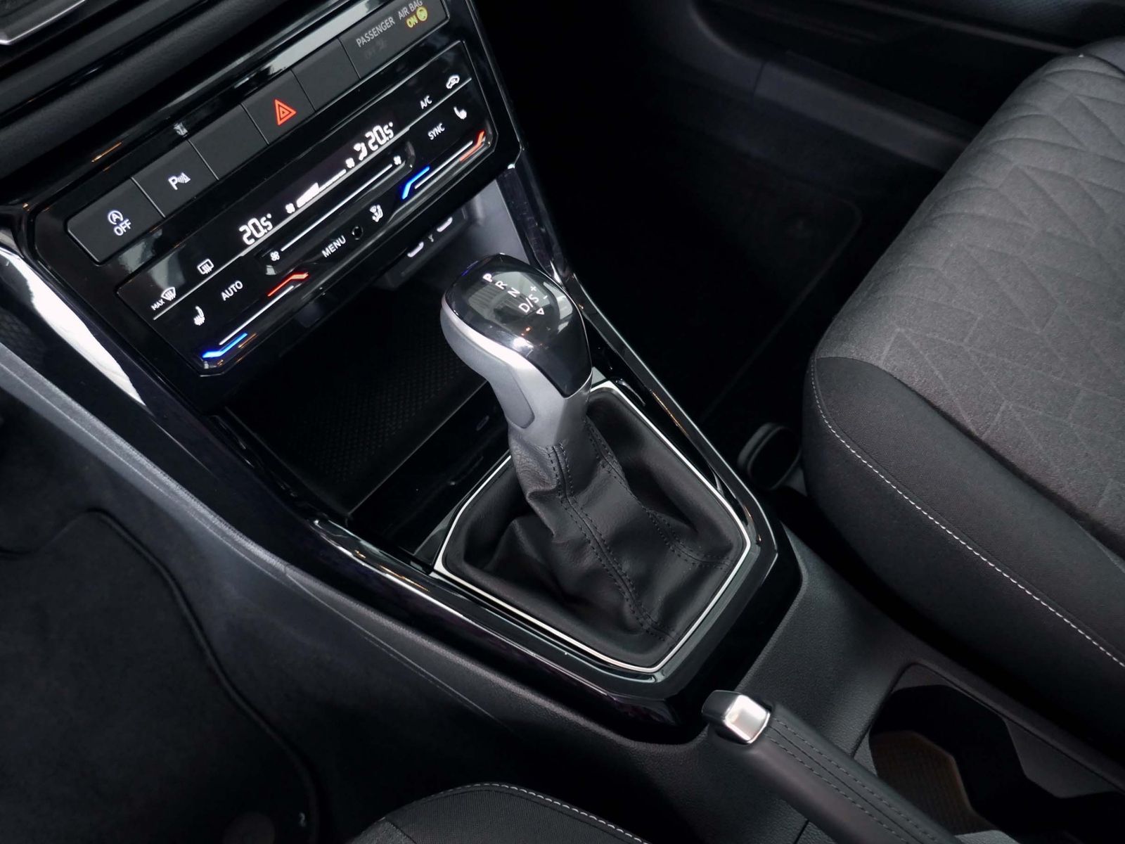 Fahrzeugabbildung Volkswagen T-Cross Life 1.0 TSI DSG | LED RFK ACC Navi DAB+