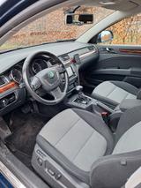 Skoda Superb 2.0 TSI DSG Elegance Combi Elegance - Skoda Superb aus 2011: Kombi