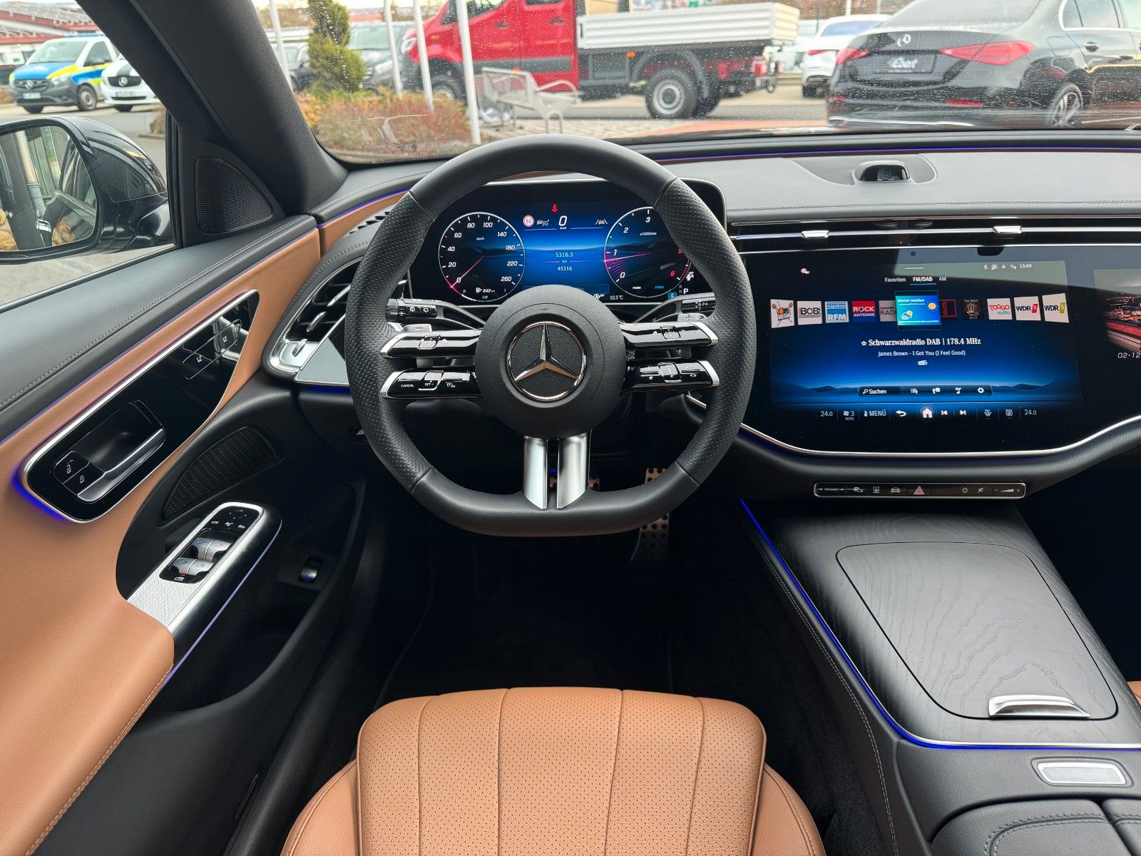 Fahrzeugabbildung Mercedes-Benz E 220d T AMG+Hyperscreen+Leder+AHK+DistrPro+STH