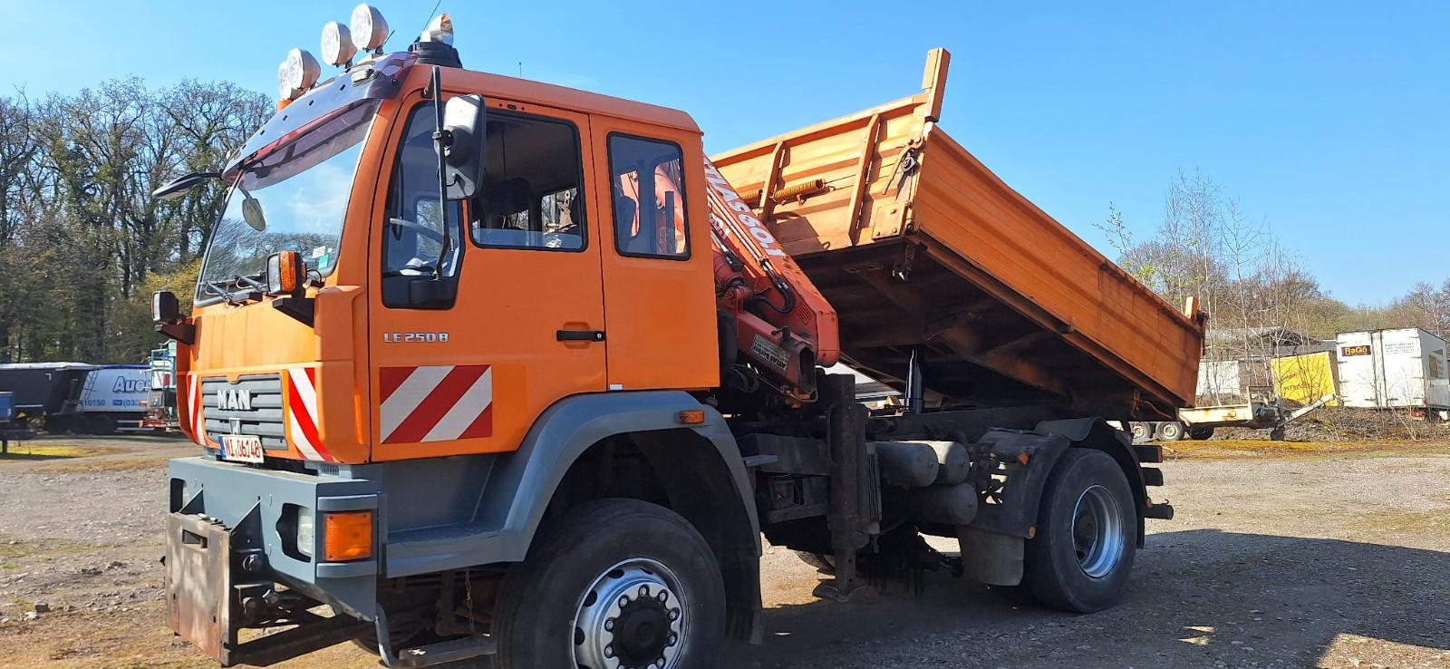 MAN TGM 18.240PS 4x4 3.S-Kipper mit Kran