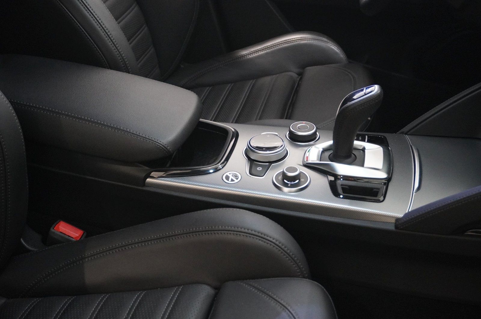 Fahrzeugabbildung Alfa Romeo Stelvio 2.2D VELOCE Q4 NAVI/LED/KAMERA/MATRIX/SH