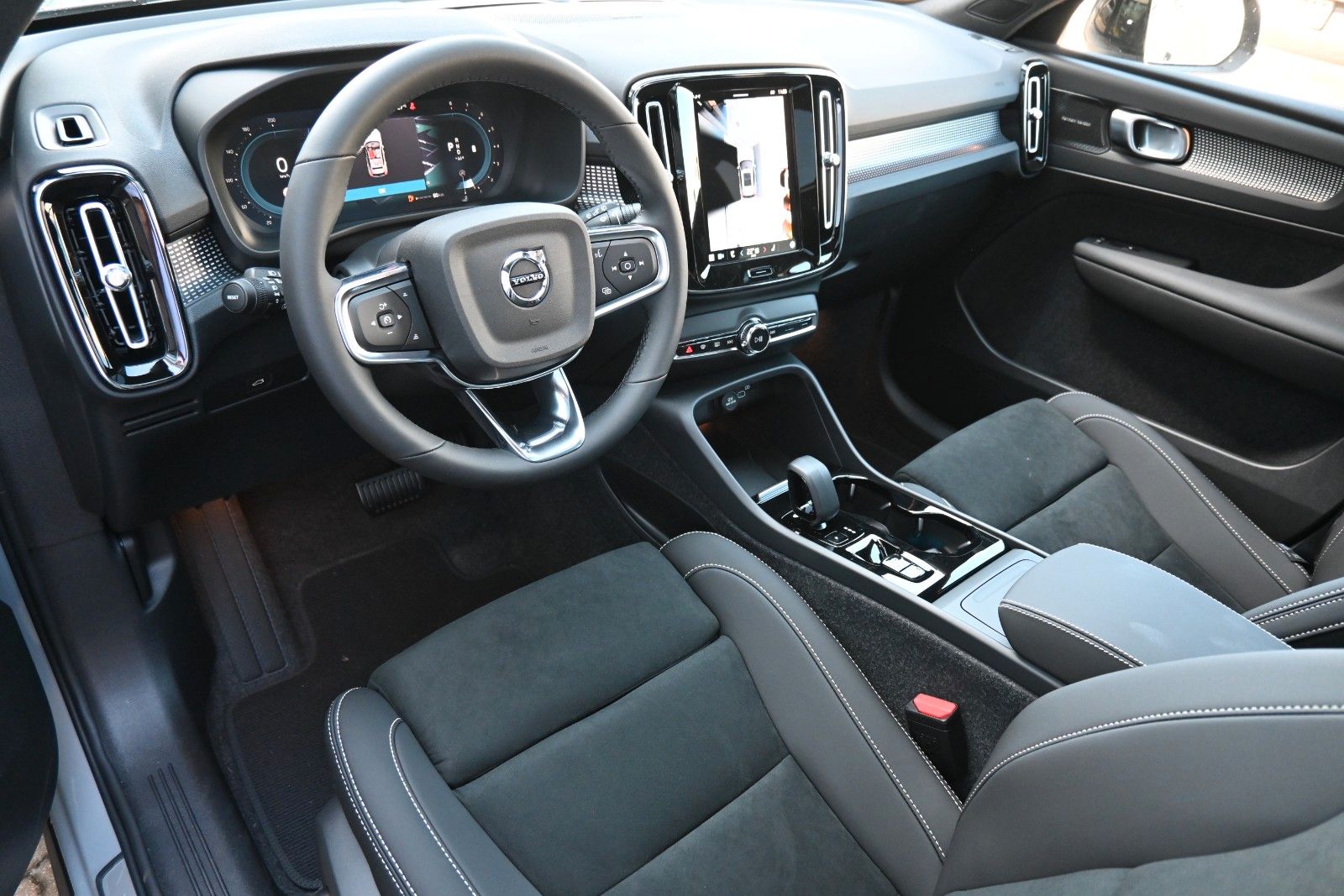 Fahrzeugabbildung Volvo XC40 B4 DKG Ultra Dark*PANO*FSHZG*360°*ACC*AHK