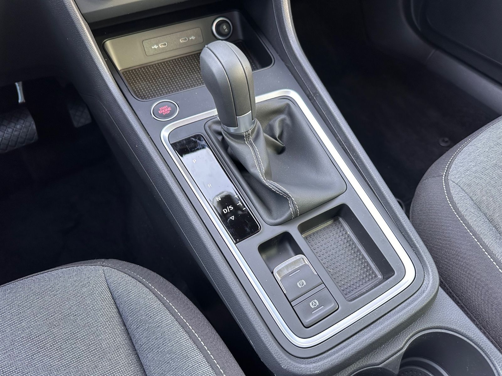 Fahrzeugabbildung SEAT Ateca 1.5 TSI Style DSG AHK/Navi/ACC/LED/SHZ/APP