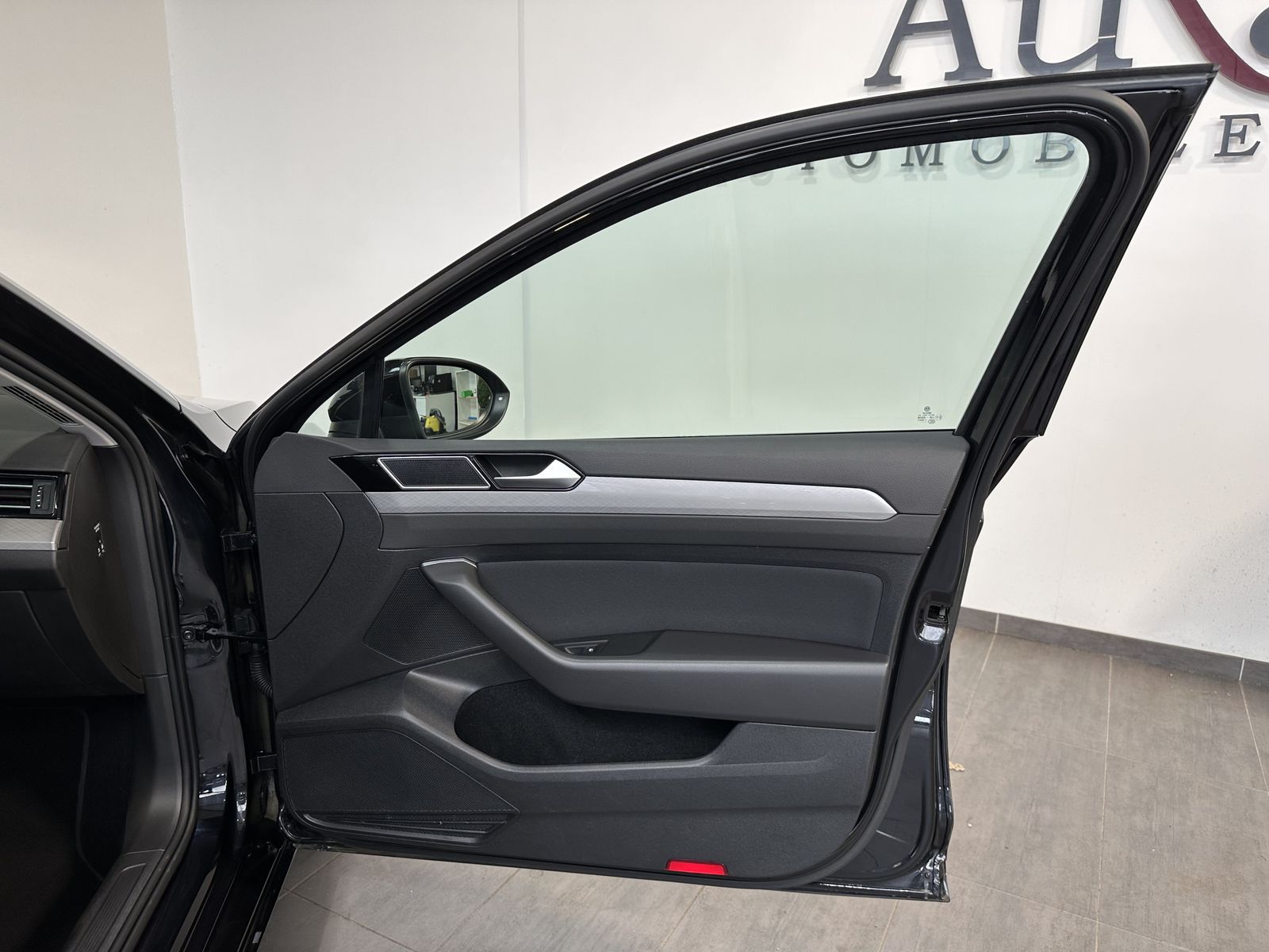 Fahrzeugabbildung Volkswagen Passat Variant 2.0 TDI Business NAV+LED+ACC+PANO
